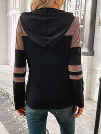 Sweat à capuche Simonne colorblock noir et marron clair, capuche noire, bandes sur les manches