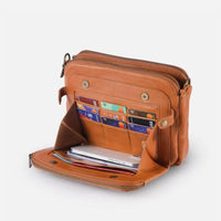 Sac à main en cuir orange ouvert, compartiments et poche pour cartes, zippé.