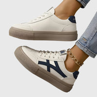 Baskets orthopédiques Elza™ blanches, lacets, bandes bleu marine, semelle beige.