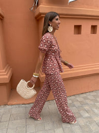 Ensemble deux pièces rouge rosé à motif, haut col V et pantalon fluide longueur cheville