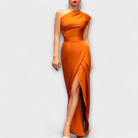 Robe longue de soirée orange, col asymétrique, fente sur la jambe, coupe près du corps.