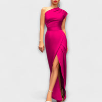 Robe longue de soirée rose fuchsia, col asymétrique, fente sur la jambe, coupe près du corps.