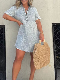 Robe-chemise Zita bleu clair avec encolure boutonnée et poche poitrine, ourlet effiloché