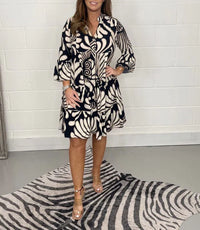 Robe midi noire et blanche imprimée, col en V, manches bouffantes, boutonnage