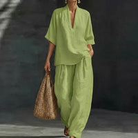 Ensemble deux pièces femme vert : blouse col V manches courtes, pantalon ample.