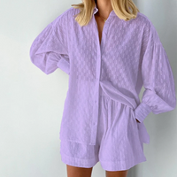 Ensemble deux pièces lila : chemisier boutonné à col et short assorti