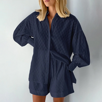 Ensemble deux pièces bleu foncé : chemisier boutonné à col et short assorti