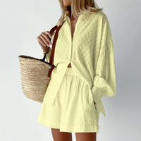 Ensemble deux pièces jaune pâle : chemisier boutonné à col et short assorti