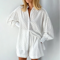 Ensemble deux pièces blanc : chemisier boutonné à col, et short léger assorti