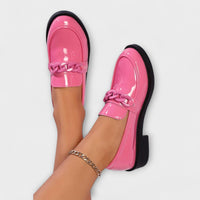 Paire de mocassins décontractés roses vernis à bout rond, semelle noire, chaîne au poignet