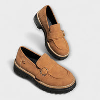 Mocassins Aurora marron, forme mocassin avec bride à boucle, semelle crantée noire