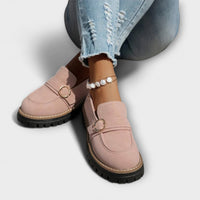 Mocassins Aurora rose poudré, bout arrondi, boucle ovale et semelle noire crantée