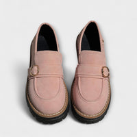 Mocassins Aurora rose pâle, vue de face, semelle crantée et intérieur sombre