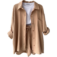 Ensemble d’été beige : surchemise boutonnée et short à cordon