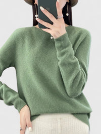 Pull tout doux vert moyen, col montant, manches longues, maille douce côtelée.