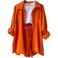 Ensemble chemise orange boutonnée et short orange à cordon, deux pièces d’été.