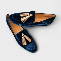 Paire de mocassins velours bleu foncé à glands crème et semelle brune