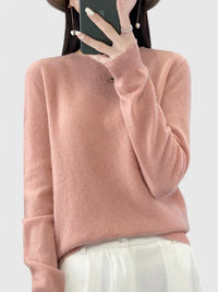Pull tout doux rose poudré, col montant côtelé, petit bouton à l’encolure
