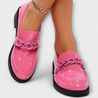 Mocassins décontractés roses vernis, détail bride tressée et semelle noire épaisse