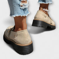 Mocassins Aurora beiges à talon bas, intérieur sombre, semelle épaisse crantée