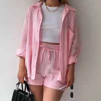 Ensemble chemise rose pâle ample et short assorti à cordon, deux pièces d’été.