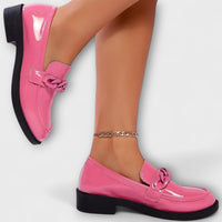 Mocassins décontractés roses vernis avec bride tressée, talon bloc noir et lanière