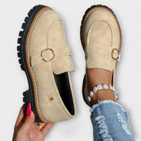 Mocassins Aurora beiges à semelle épaisse crantée, bride avec boucle métallique