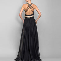 Robe longue noire au dos nu avec croisillons, jupe ample fluide, taille ceinturée.