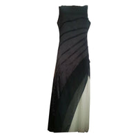 Robe longue noire sans manches, devant drapé en couches et empiècement clair