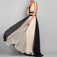Robe longue bicolore noire et nude, corsage ajusté, encolure carrée, jupe évasée.