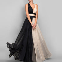 Robe longue noire et nude, bustier encolure V, ceinture noire, jupe vaporeuse.
