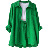 Ensemble deux pièces été vert : chemise boutonnée fluide sur top blanc et short à cordon