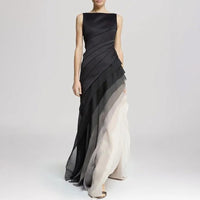 Robe longue sans manches noire à drapés asymétriques et volant diagonal