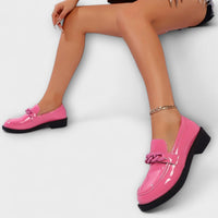 Mocassins décontractés roses vernis à bout rond, bride tressée et semelle noire