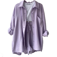 Ensemble deux pièces été lavande : chemise boutonnée et poches sur top blanc, short à cordon