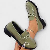 Mocassins décontractés verts vernis à semelle noire, bride tressée et chaîne