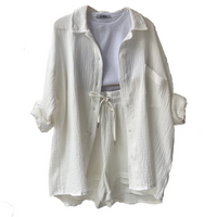 Ensemble deux pièces d’été blanc : surchemise boutonnée à poches et robe à cordon