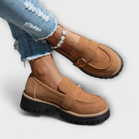 Mocassins Aurora marron, dessus suédé, boucle ovale et semelle noire crantée