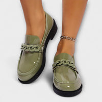 Mocassins décontractés verts vernis, bride tressée, bout rond et semelle noire