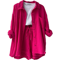 Ensemble chemise fuchsia boutonnée et short fuchsia à cordon, deux pièces d’été.