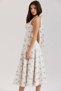 Robe midi blanche à fleurs bleues, dos nu, bretelles fines, jupe évasée