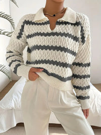 Pull rayé crème et noir, col effet peau lainée, maille texturée, manches longues.