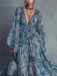 Robe longue bleue à motif, encolure V et fronces, manches bouffantes