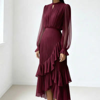 Robe élégante plissée bordeaux, manches longues transparentes et volants étagés