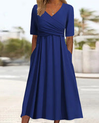 Robe midi bleue à encolure V, manches courtes et fronces à la poitrine