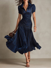 Robe midi en satin rayé bleu foncé, manches courtes, taille froncée, jupe ample.