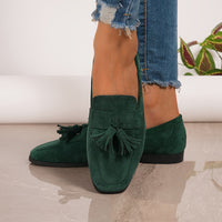 Mocassins verts en daim à glands sur semelle basse