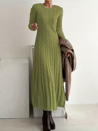 Robe tricotée longue vert sauge, col rond, manches longues, motif torsadé.