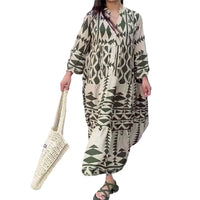Robe-chemise ample vert olive et écru à motifs géométriques, manches longues.