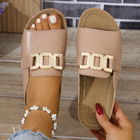 Sandales beige rosé à boucle métallique, bride réglable, bout ouvert, semelle cousue
